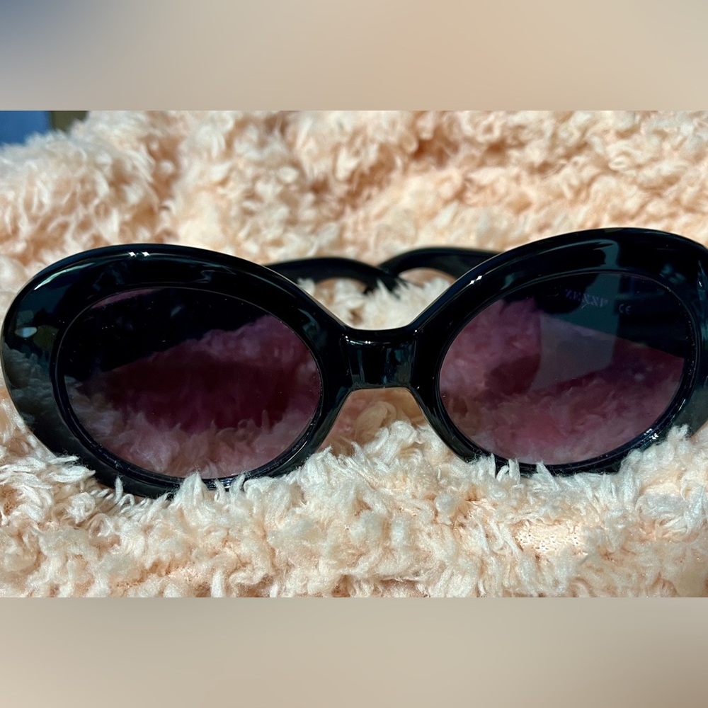 Chic Black Oval Sunglasses